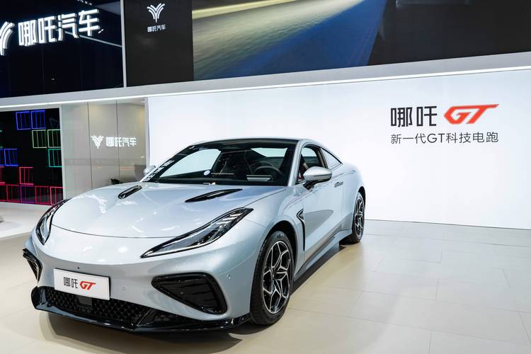 深圳6哪吒汽车在智能汽车领域的表现，领途汽车在新能源汽车市场中的影响力